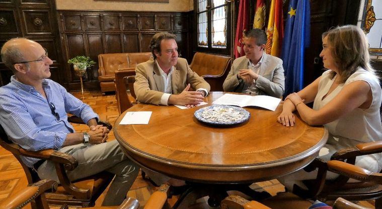 Santiago Cabañero se reúne con una delegación de la Cámara de Comercio con el objetivo de trabajar para que Albacete “vaya a más”