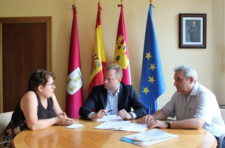 El alcalde de Albacete, Vicente Casañ, tiende la mano a la Asociación de Familiares de Enfermos de Alzheimer