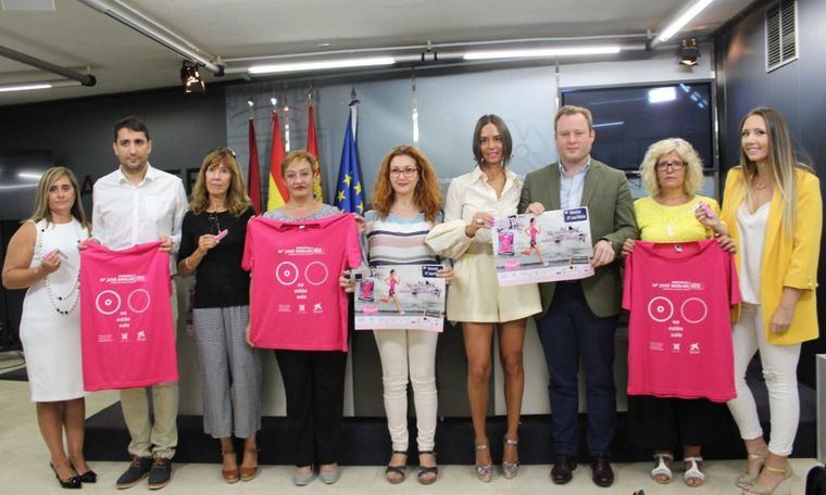 El alcalde de Albacete respalda la presentación de una navaja solidaria a beneficio de AMAC diseñada por el cuchillero Miguel Nieto