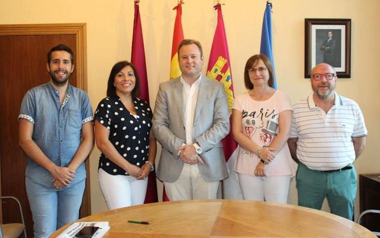 Foto: Reunión de parte la junta directiva con Vicente Casañ