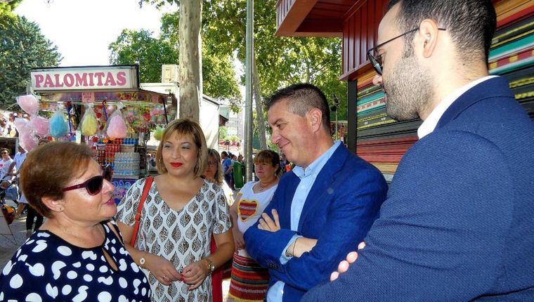 Cabañero cumple, junto a parte de su Equipo de Gobierno, con su cita ineludible con la Tómbola de Cáritas