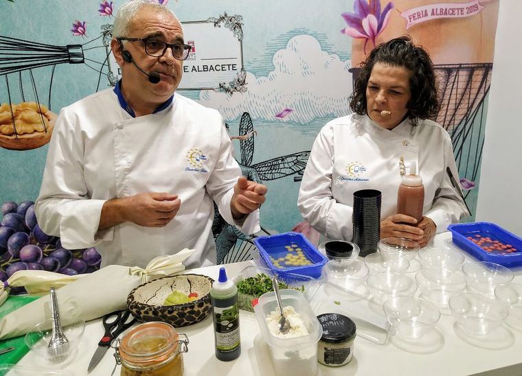 El showcooking de Diputación despierta en el paladar del público nuevos sabores gracias a una vanguardista ensalada de perdiz