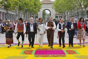 Según el alcalde, unas 15.000 personas han participado este año en la ofrenda floral que arrancaba en la Catedral