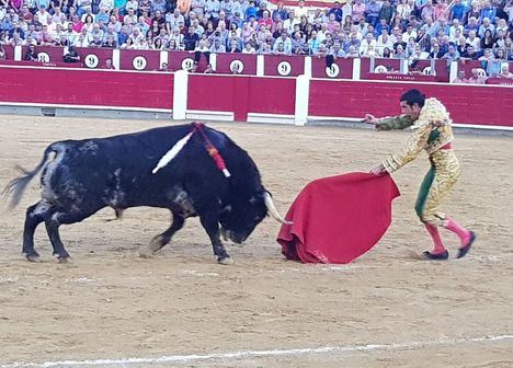 Gran faena de Emilio de Justo en Albacete que salió por la puerta grande del coso taurino