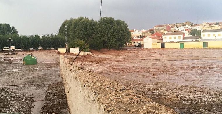 Rescatados 2 niños y un hombre atrapado al desbordarse un río en Ossa de Montiel