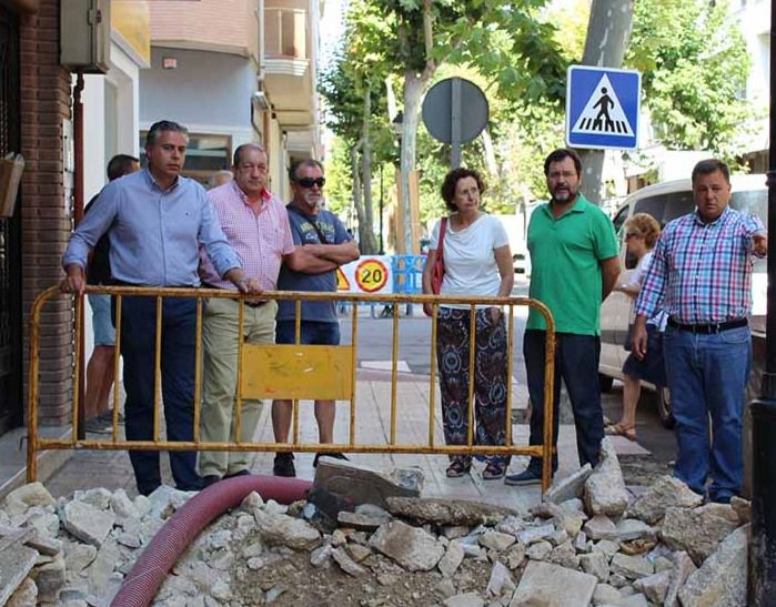 José Carlos, segundo por la izquierda en una foto de archivo, visitando las obras de su barrio con la anterior corporación.