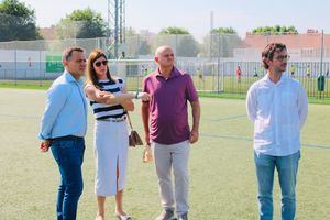 Manuel Serrano visita los campos de fútbol Alba Redondo donde se han invertido 60.000 euros en nuevas redes de seguridad y nuevos banquillos