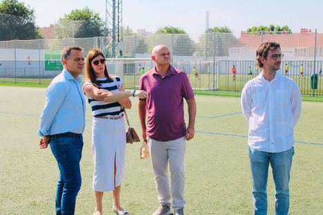 Manuel Serrano visita los campos de fútbol Alba Redondo donde se han invertido 60.000 euros en nuevas redes de seguridad y nuevos banquillos