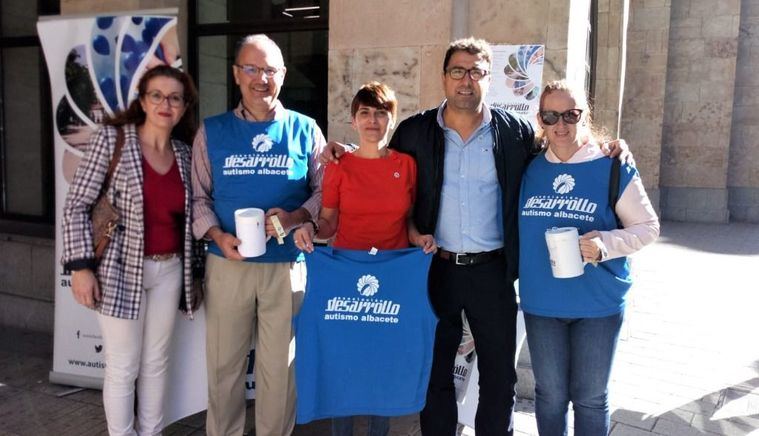  Mesa informativa instalada por la Asociación Desarrollo en la puerta del Ayuntamiento de Albacete