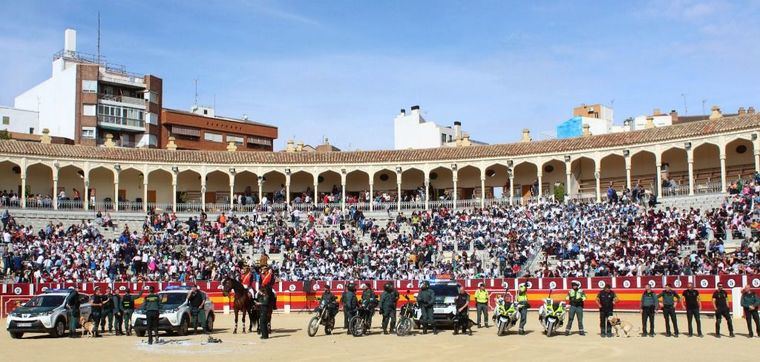 Más de 5.000 escolares de la capital asisten a una exhibición de la Guardia Civil en la Plaza de Toros de Albacete