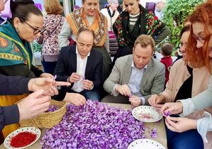 La Plaza de la Constitución ha acogido este mediodía una muestra de la XXXII edición del Festival de la Rosa del Azafrán