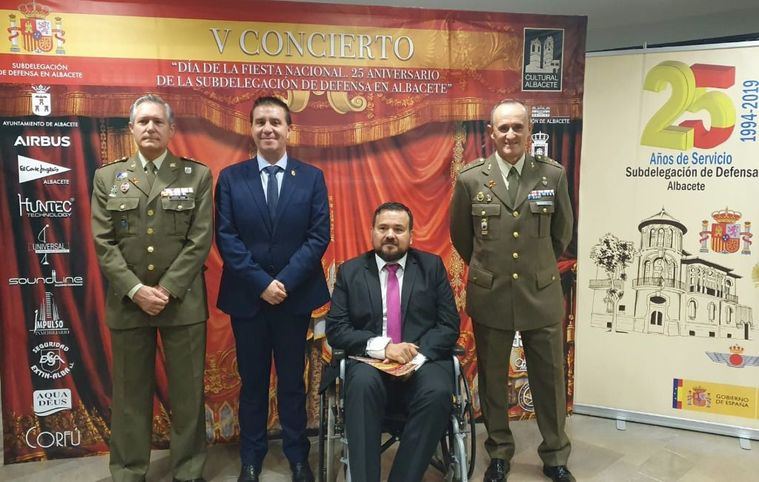El presidente de la Diputación, Santiago Cabañero, asiste al V concierto solidario 'Día de la Fiesta Nacional'