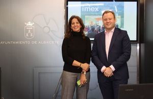 El alcalde invita a las empresas de Albacete a buscar oportunidadesy les ofrece el stand que el Ayuntamiento tendrá en la Feria IMEX