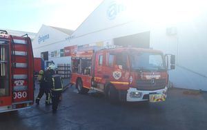 Desalojan la nave de distribución de bebidas Anigma en el polígono Campollano de Albacete tras un incendio