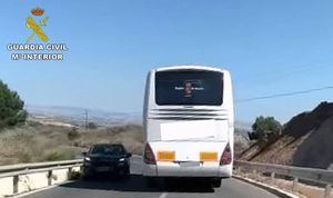 La Guardia Civil inmoviliza a un autobús porque el conductor arrojó resultado positivo en la prueba de detección de drogas