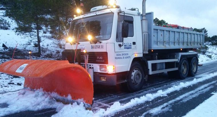 Las máquinas quitanieves de la Diputación Provincial trabajan en las vías de la provincia garantizando la seguridad vial