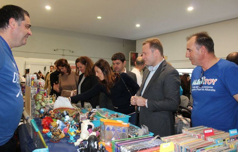 El alcalde de Albacete invita a viajar a la infancia visitando la 5º edición de Albatoy que acoge la Casa de la Cultura
