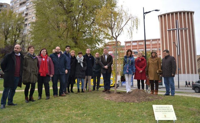 El Ayuntamiento de Albacete planta un sauce como homenaje a las mujeres víctimas de la violencia de género