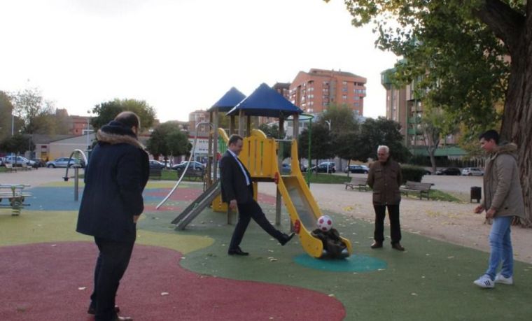 El Ayuntamiento de Albacete renovará con pavimento sintético las zonas de juegos infantiles