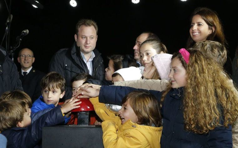 Unas 2.000 personas se han reunido en el encendido del alumbrado navideño en Albacete