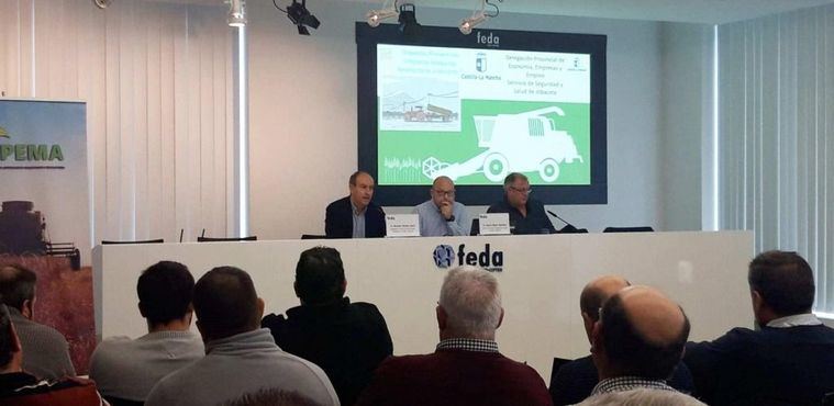 El Gobierno regional recomienda a empresarios y trabajadores del sector agrario intensificar la prevención de riesgos laborales