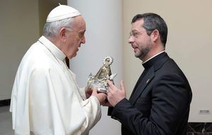 La Virgen de Los Llanos en manos del Papa Francisco
