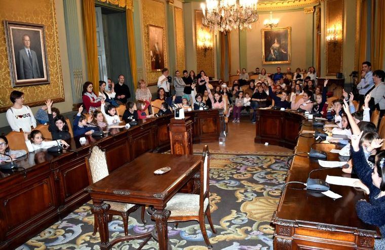 La infancia de la radio toma la palabra en el Pleno de la Diputación de Albacete