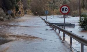 El Gobierno regional ha restablecido el tráfico en la CM-3203 entre Ayna y Elche de la Sierra que quedó cortada por el desbordamiento del río Mundo