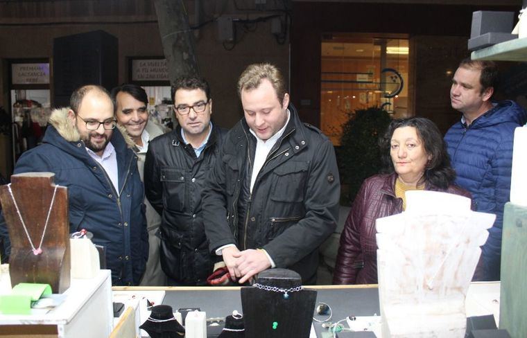 El alcalde celebra el gran ambiente navideño en su visita al mercado del Altozano y a la Muestra de Artesanía