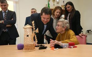 García-Page invita a participar en la campaña ‘Navidad en compañía. Ningún mayor sólo’ que organiza el Gobierno en colaboración con ACESCAM