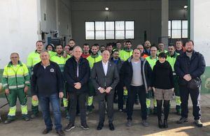 Emilio Sáez, Ana Albaladejo y Julián Ramón García, visitan el Servicio de Mantenimiento Parques y Jardines