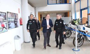 El alcalde de Albacete, Vicente Casañ, visita las dependencias de la Policía Local de Albacete