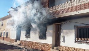 Efectivos del SEPEI sofocan el incendio de una vivienda en Barrax