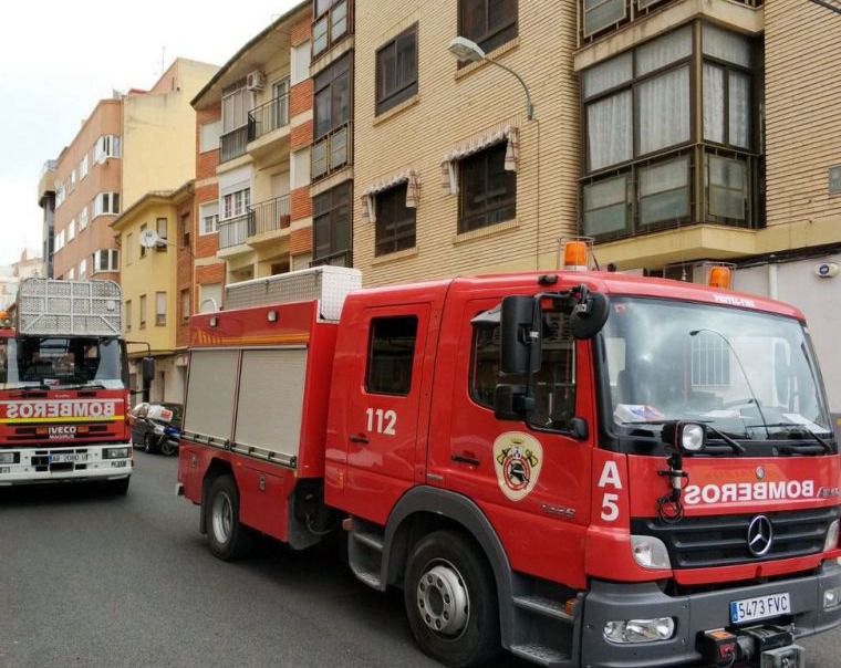 Tres afectados por inhalación de humo en el incendio de una vivienda en Hellín