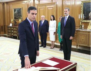 Sánchez y el Rey bromean tras la ceremonia de promesa: 