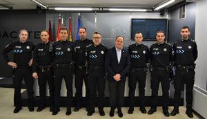 Emilio Sáez agradece a los siete nuevos oficiales del Cuerpo de la Policía Local que hayan dado “un paso al frente para asumir responsabilidades