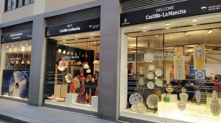 Artesanía y tradición de la región se dan la mano para iluminar los escaparates de la Oficina de Castilla-La Mancha en la Gran Vía de Madrid