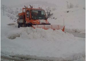 El operativo de emergencia de la Diputación continúa trabajando a pleno rendimiento para atajar los efectos de la nieve en las carreteras de la provincia