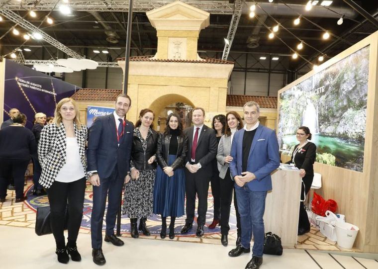 Inés Arrimadas felicita al alcalde Vicente Casañ por la promoción turística de Albacete en FITUR