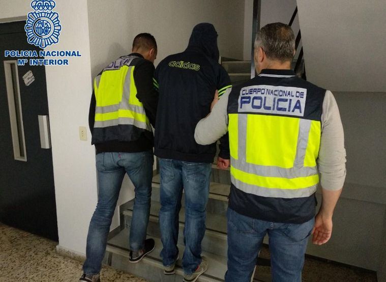 La Policía Nacional de Albacete detiene a un hombre que le fracturó los huesos de la nariz a un taxista en una discusión