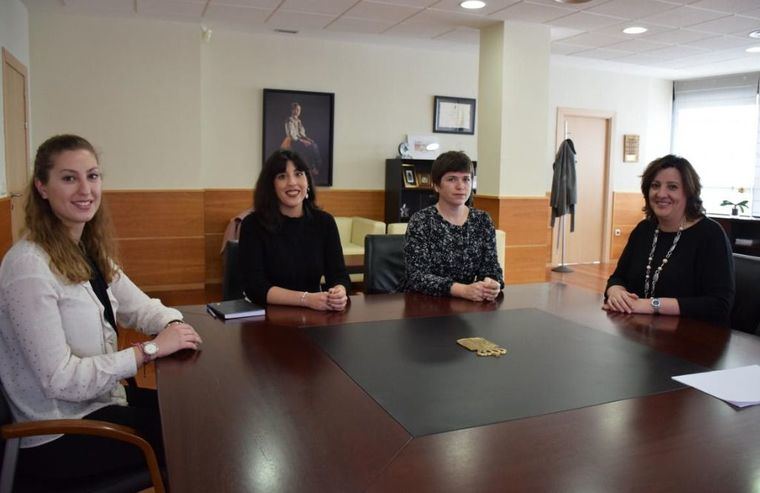 Patricia Franco recibe a Verónica León y Alicia Gómez, las dos jóvenes albaceteñas beneficiarias de las becas de internacionalización del IPEX
