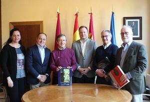 El alcalde valora la proyección que otorga a la ciudad la actividad de la Asociación Cultural Albacete en Madrid