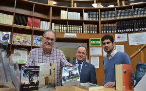 Antonio Martínez entrega dos ejemplares de sus novelas ‘Como una estrella fugaz’ y ‘Enigma en la catedral’ a los fondos de la Red Municipal de Bibliotecas
