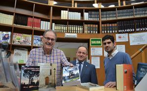Antonio Martínez entrega dos ejemplares de sus novelas ‘Como una estrella fugaz’ y ‘Enigma en la catedral’ a los fondos de la Red Municipal de Bibliotecas