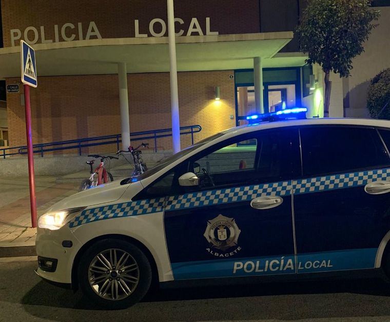 Agentes de la Policía Local de Albacete intervienen en la detención del presunto autor del asesinato de una mujer en el distrito madrileño de Ciudad Lineal
