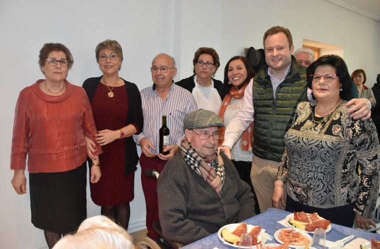 El alcalde valora la actividad de la Asociación de Pensionistas ‘San Gregorio’ de Aguas Nuevas