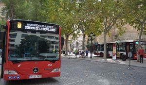 El acceso a los autobuses urbanos se realizará por la puerta trasera, sin necesidad de validar el billete