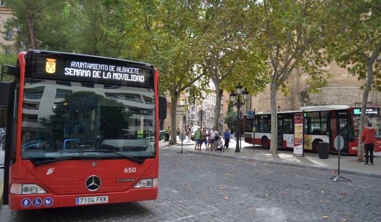 El acceso a los autobuses urbanos se realizará por la puerta trasera, sin necesidad de validar el billete