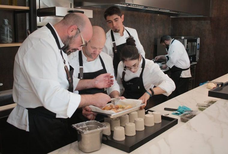 Pollo al ajillo, migas, alcachofas o torrijas, propuestas de grandes chefs de Castilla-La Mancha para pasar la cuarentena