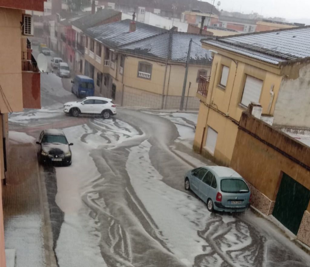 Una impresionante tormenta de granizo sorprende a los habitantes de Hellín a primera hora de la tarde